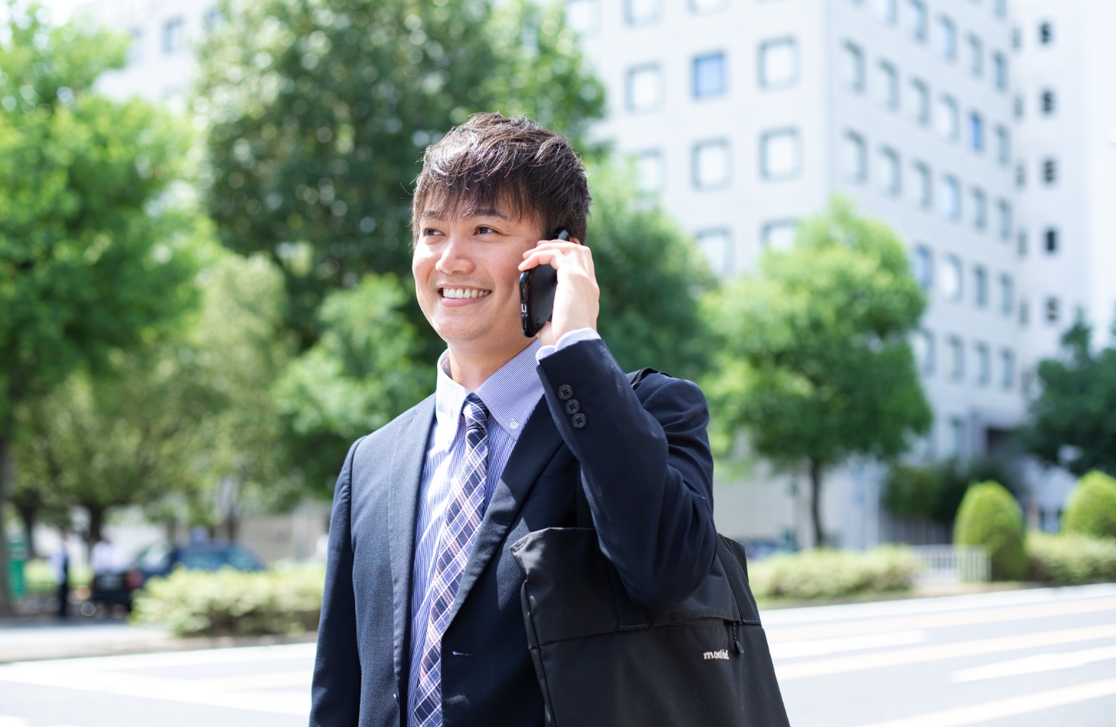 笑顔で電話をしている男性スタッフ