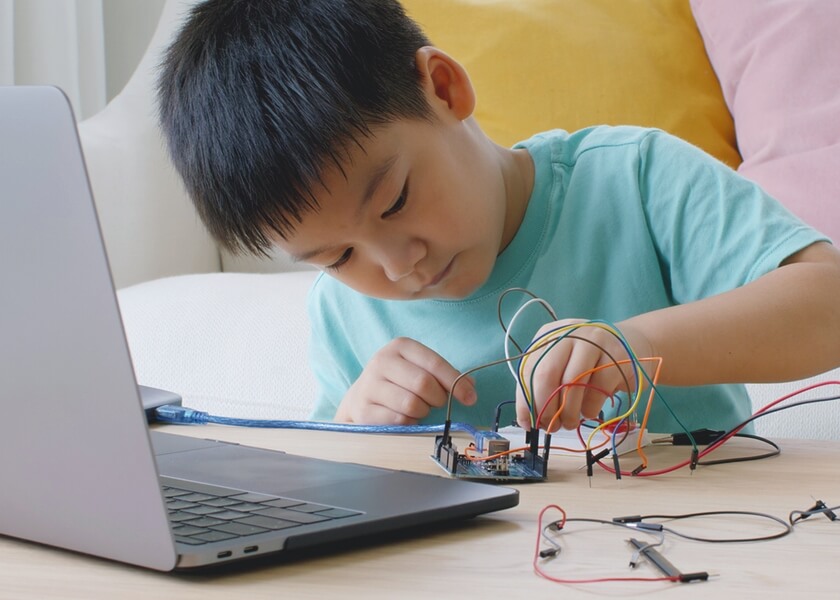 プログラミング教育を受ける子どもの様子